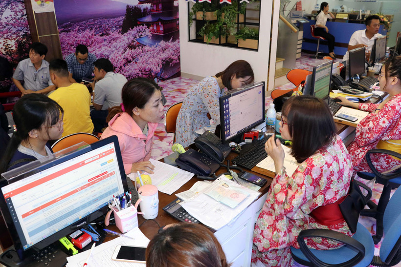 Khách du lịch đặt tuor đi du lịch Nhật Bản tại Vietravel. (Ảnh: Trần Lê Lâm/TTXVN)