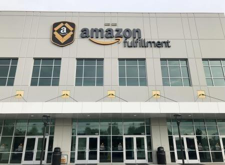 Biểu tượng Amazon tại trung tâm kho vận ở Washington DC., Mỹ. (Ảnh: Kyodo/TTXVN)