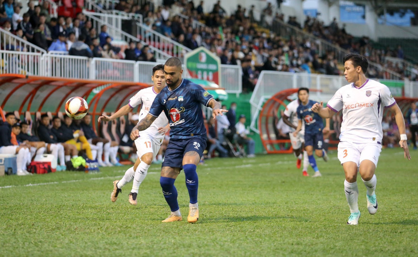 Hoàng Anh Gia Lai (áo xanh) tiếp tục chuỗi trận bết bát ở V-League mùa này. (Ảnh: Quang Thái/TTXVN)