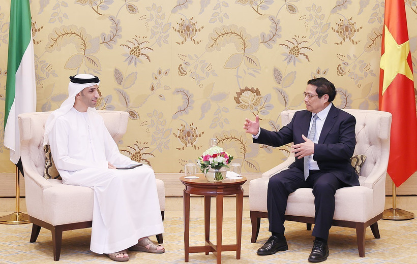 Thủ tướng Phạm Minh Chính tiếp ông Thani bin Ahmed Al Zeyoudi, Quốc vụ khanh phụ trách Thương mại Quốc tế, Bộ Ngoại thương UAE. (Ảnh: Dương Giang/TTXVN)