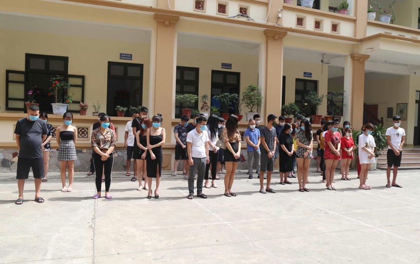 Các thanh niên tụ tập hát bị đưa về cơ quan Công an. (Ảnh: Thanh Thương/TTXVN)