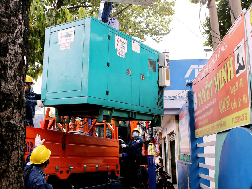 Công ty Điện lực Thủ Đức lắp đặt máy phát điện dự phòng để phục vụ bầu cử. (Ảnh: Thành Chung/TTXVN)