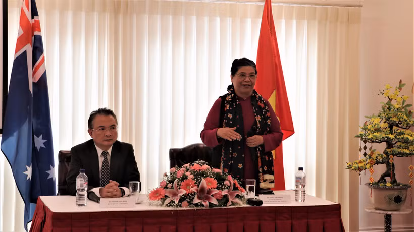 Phó Chủ tịch Thường trực Quốc hội Tòng Thị Phóng thăm ĐSQ Việt Nam và gặp gỡ cộng đồng Việt kiều tại Australia. (Ảnh: Nguyễn Minh/TTXVN)