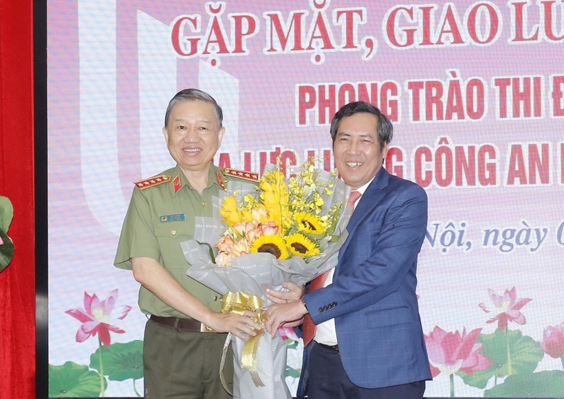 Trong ảnh: Đồng chí Thuận Hữu, Ủy viên Trung ương Đảng, Phó Trưởng Ban Tuyên giáo Trung ương, Tổng Biên tập Báo Nhân Dân tặng hoa chúc mừng Đại tướng Tô Lâm, Ủy viên Bộ Chính trị, Bộ trưởng Bộ Công an. (Ảnh: Doãn Tấn/TTXVN)