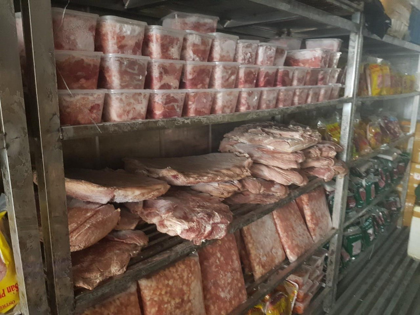 Số sản phẩm động vật đông lạnh quá hạn sử dụng. (Ảnh: TTXVN phát)