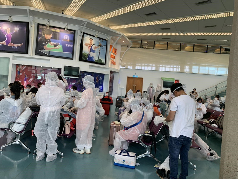 Các công dân chờ làm thủ tục lên máy máy bay. (Ảnh: TTXVN/phát)