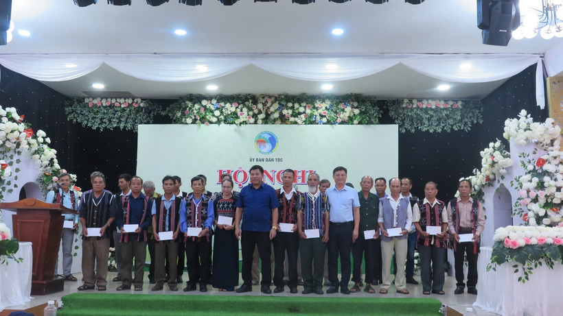 Trao quà cho các đại biểu, người có uy tín trong đồng bào dân tộc thiểu số tỉnh Thừa Thiên- Huế. (Ảnh: Mai Trang/TTXVN)