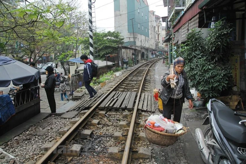 Trên dọc tuyến đường sắt hiện vẫn còn 4.164 lối đi tự mở. (Ảnh: Minh Sơn/Vietnam+)