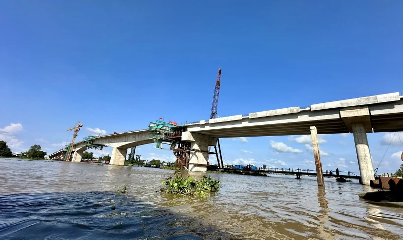 Cầu Châu Đốc vượt sông Hậu nối thị xã Tân Châu và thành phố Châu Đốc, tỉnh An Giang. (Ảnh: Thanh Sang/TTXVN)