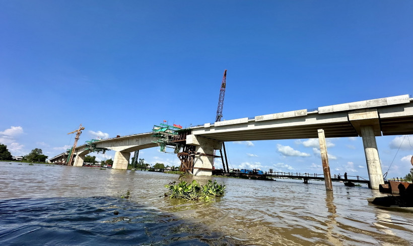 Cầu Châu Đốc vượt sông Hậu nối thị xã Tân Châu và thành phố Châu Đốc, tỉnh An Giang. (Ảnh: Thanh Sang/TTXVN)