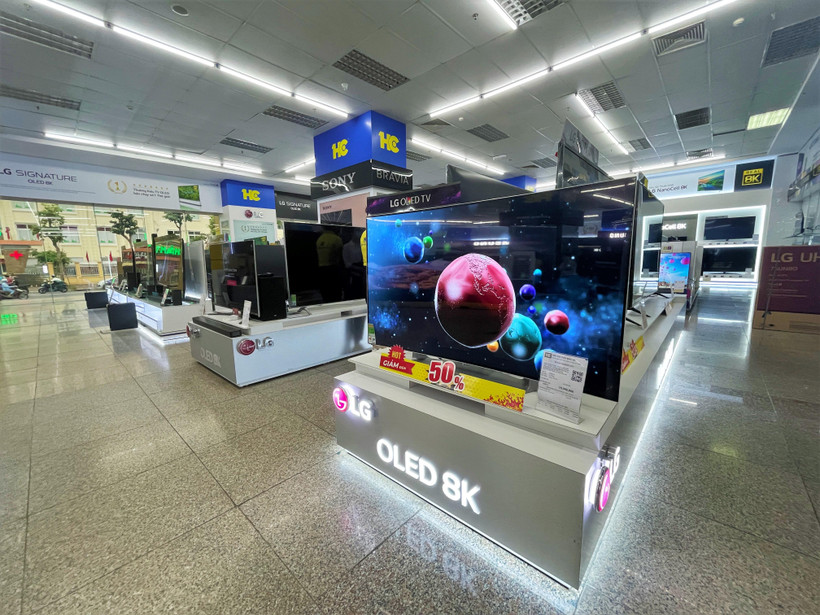 Nhiều mẫu tivi đang được giảm giá từ vài triệu đến cả vài chục triệu đồng tùy mẫu mã. (Ảnh: PV/Vietnam+)
