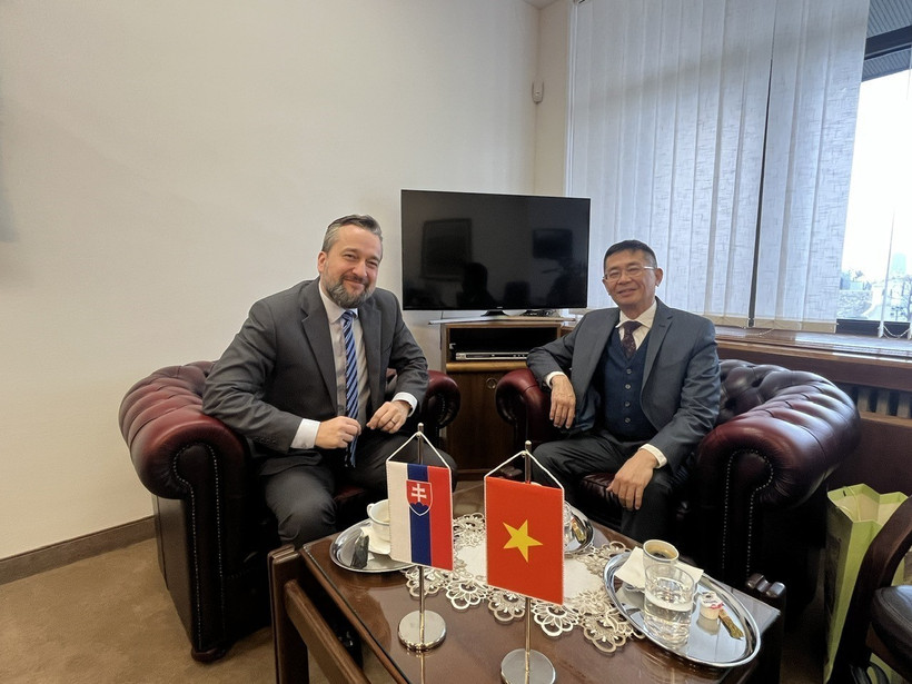 Phó Chủ tịch Quốc hội Slovakia Lubos Blaha tiếp Đại sứ Việt Nam tại Slovakia Nguyễn Tuấn. (Ảnh: TTXVN phát)