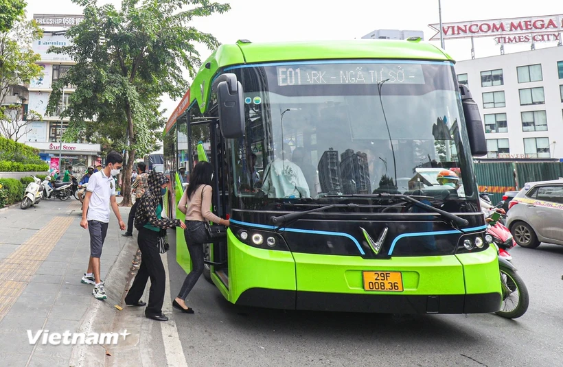 Một tuyến buýt điện tại Hà Nội do Công ty Vinbus vận hành. (Ảnh: Việt Hùng/Vietnam+)