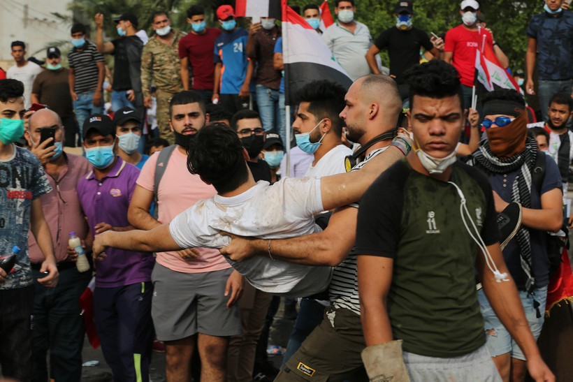 Chuyển người biểu tình bị thương tại quảng trường Tahrir, Baghdad, Iraq, ngày 27/10/2019. (Ảnh: THX/TTXVN)