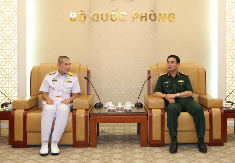 Thượng tướng Phan Văn Giang tiếp Đô đốc Luechai Ruddit. (Ảnh: TTXVN phát)