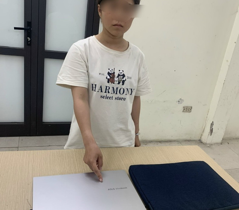 Đối tượng Trần Thị Hiền và tang vật tại Cơ quan Công an. (Ảnh: TTXVN phát)