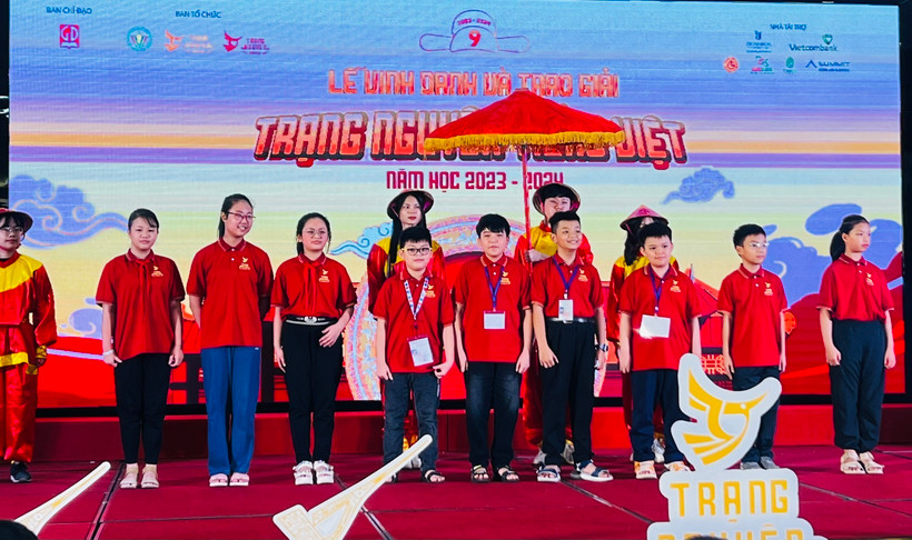 Top các thí sinh nhận Giải Trạng Nguyên, Bảng Nhãn, Tham Hoa, Hoàng Giáp, Tiến sỹ. (Ảnh: Ngọc Bích/TTXVN)