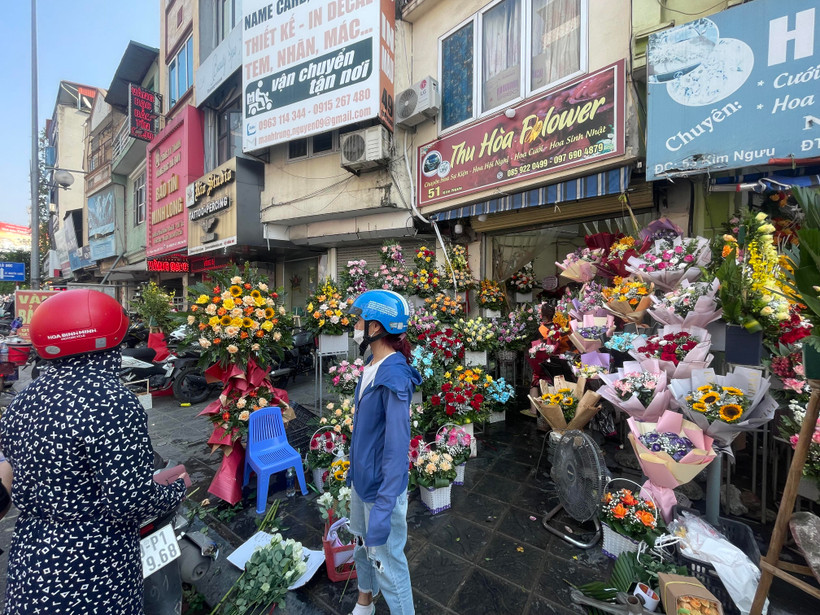 Giá hoa tươi tăng theo ngày cận kề dịp lễ 20/10. (Ảnh: PV/Vietnam+)