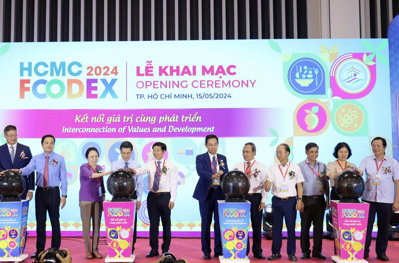 Các đại biểu thực hiện nghi lễ khai mạc HCMC Foodex 2024. (Ảnh: Xuân Anh/TTXVN)