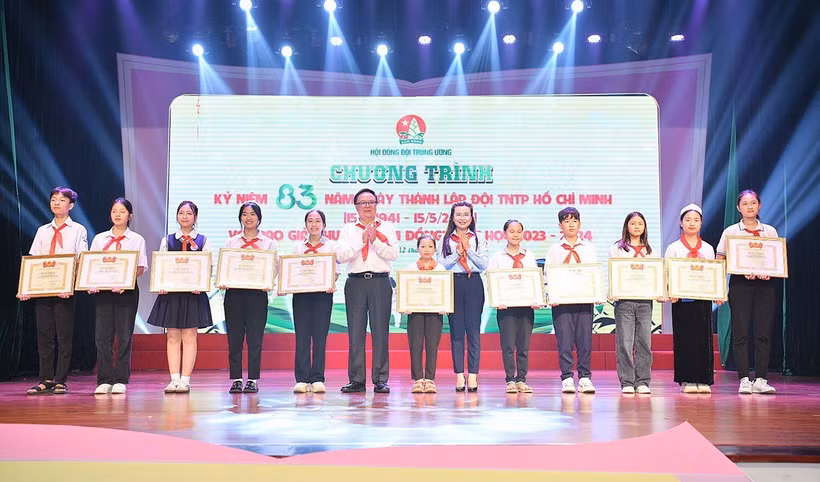 Bí thư Trung ương Đoàn, Chủ tịch Hội đồng Đội Trung ương Nguyễn Phạm Duy Trang trao Giải thưởng “Kim Đồng” năm học 2023-2024 cho thiếu nhi. (Nguồn: TTXVN)