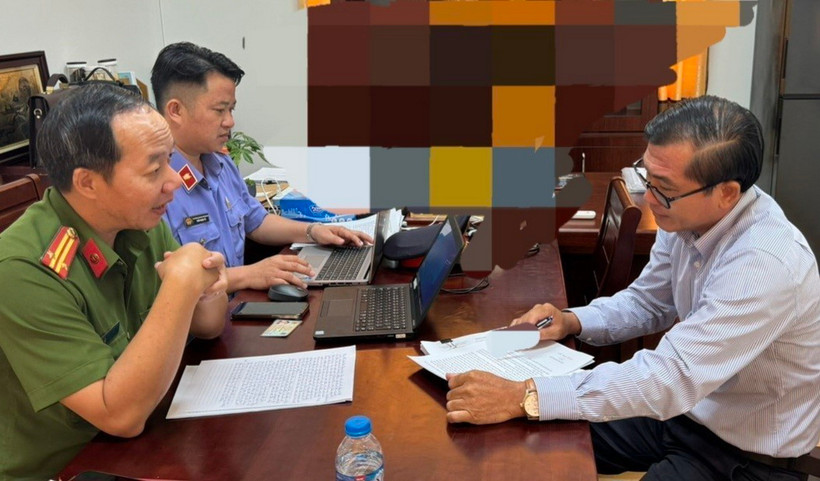 Cơ quan chức năng tiếp nhận, làm việc với ông Trần Văn Việt. (Ảnh: TTXVN phát)