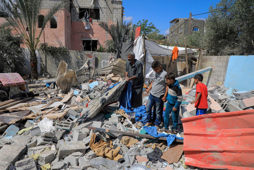 Những ngôi nhà bị phá hủy do cuộc xung đột Hamas-Israel tại thành phố Rafah, Dải Gaza, ngày 7/5/2024. *Ảnh: THX/TTXVN)