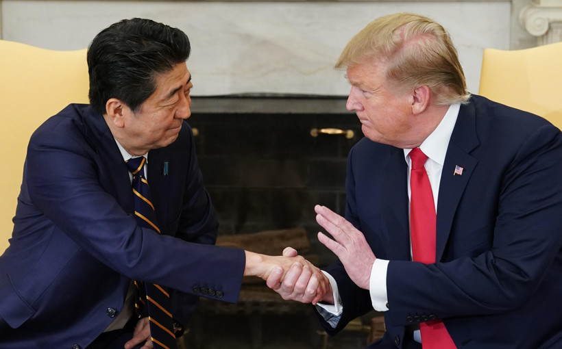 Tổng thống Mỹ Donald Trump (phải) và Thủ tướng Nhật Bản Shinzo Abe trong cuộc gặp tại Nhà Trắng ngày 26/4/2019. (Ảnh: AFP/ TTXVN)
