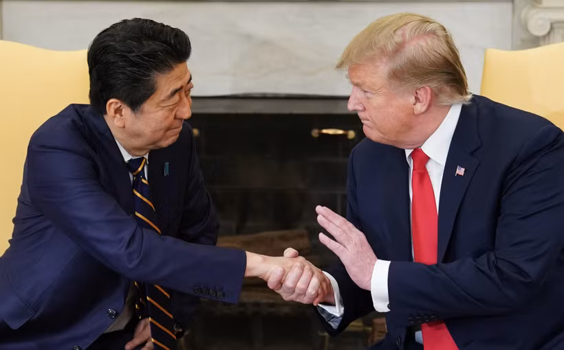 Tổng thống Mỹ Donald Trump (phải) và Thủ tướng Nhật Bản Shinzo Abe trong cuộc gặp tại Nhà Trắng ngày 26/4/2019. (Ảnh: AFP/ TTXVN)