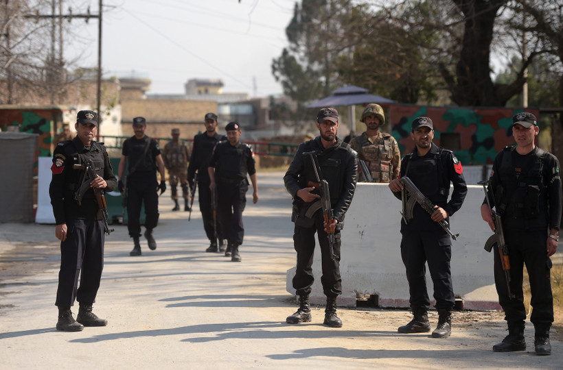 Binh sỹ Pakistan gác bên ngoài một tòa án ở Haripur, nơi diễn ra việc xét xử các phần tử khủng bố ngày 7/2/2018. (Ảnh: AFP/TTXVN)