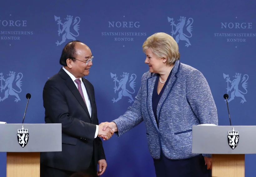 Thủ tướng Nguyễn Xuân Phúc và Thủ tướng Na Uy Erna Solberg họp báo sau hội đàm. (Ảnh: Thống Nhất/TTXVN)