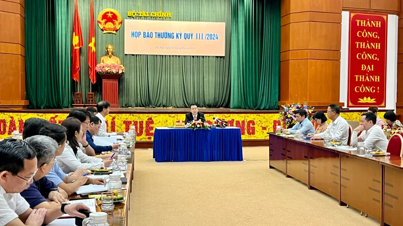 Bộ Tài chính cho biết sẽ cân đối ngân sách nhằm đảm bảo các nhu cầu chi thường xuyên, chi cho đầu tư phát triển đồng thời đáp ứng đủ nguồn vốn cho các dự án đầu tư hạ tầng quan trọng. (Ảnh: Vietnam+)