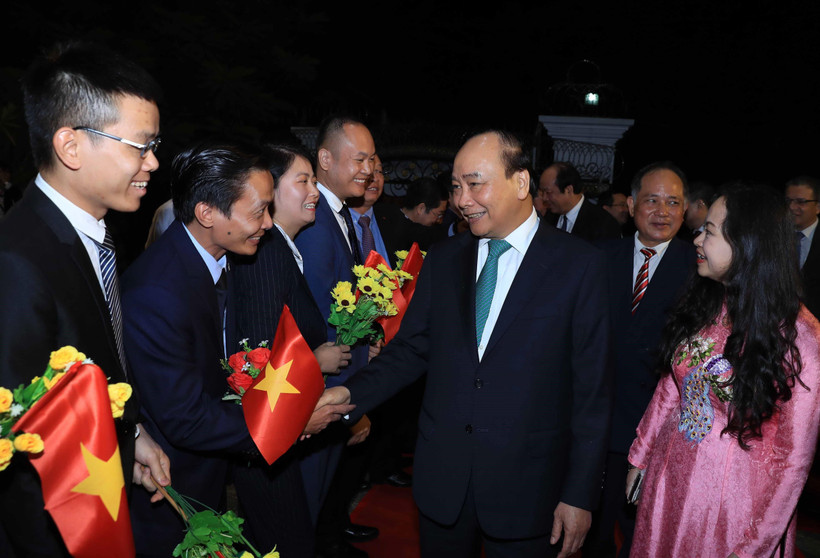 Thủ tướng Nguyễn Xuân Phúc thăm Đại sứ quán Việt Nam và cộng đồng người Việt Nam tại Myanmar. (Ảnh: Thống Nhất/TTXVN)