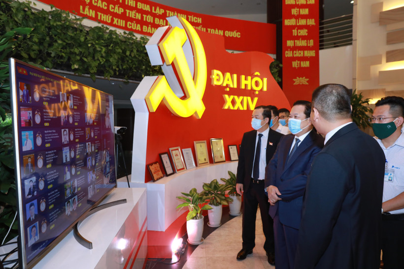 Các đại biểu tham quan khu giới thiệu các sản phẩm dịch vụ, giải pháp công nghệ thông tin của VNPT. (Ảnh: T.Q/Vietnam+)