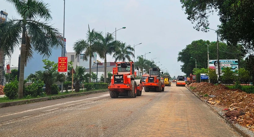 Nhà thầu thi công nâng cấp, cải tạo một tuyến đường quốc lộ. (Ảnh: Việt Hùng/Vietnam+)