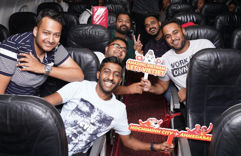 Hành khách Ấn Độ hào hứng trên hành trình bay cùng Vietjet đến với Việt Nam tươi đẹp. (Ảnh: CTV/Vietnam+)