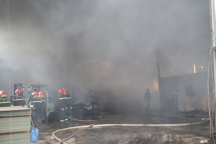 Lực lượng cứu hỏa làm nhiệm vụ tại hiện trường đám cháy xưởng gỗ công nghiệp ở Hà Tĩnh. (Ảnh: Hoàng Ngà/TTXVN)