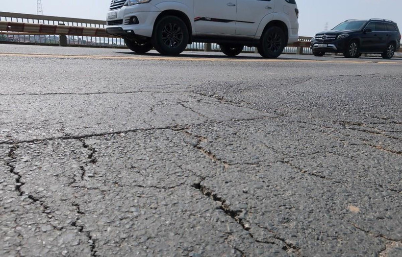 Dù đã trải quan nhiều đợt sửa chữa, những vết rạn nứt vẫn xuất hiện trên mặt cầu Thăng Long. (Ảnh: Việt Hùng/Vietnam+)