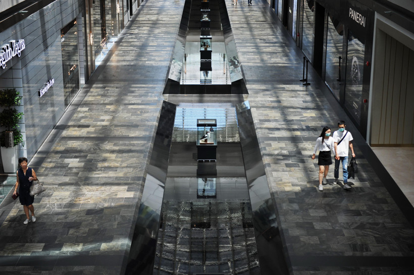 Cảnh vắng vẻ tại trung tâm thương mại ở Singapore ngày 3/4. (Ảnh: THX/TTXVN)