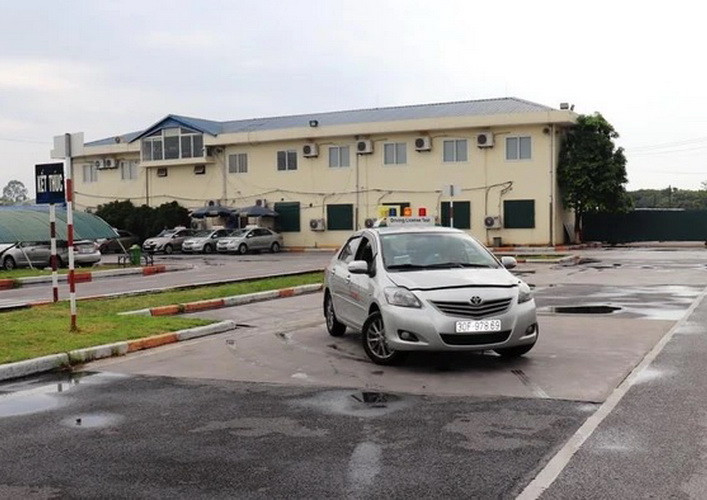 Học viên học lái xe trong sa hình tại một cơ sở đào tạo lái xe của Hà Nội. (Ảnh: Việt Hùng/Vietnam+)