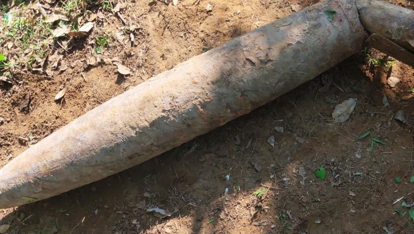 Quả bom nặng 232kg được phát hiện. (Ảnh: Văn Hướng -TTXVN)