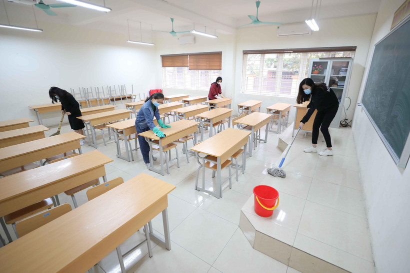 Vệ sinh khử khuẩn trường lớp để phòng chống dịch COVID-19. (Ảnh: Thanh Tùng/TTXVN)