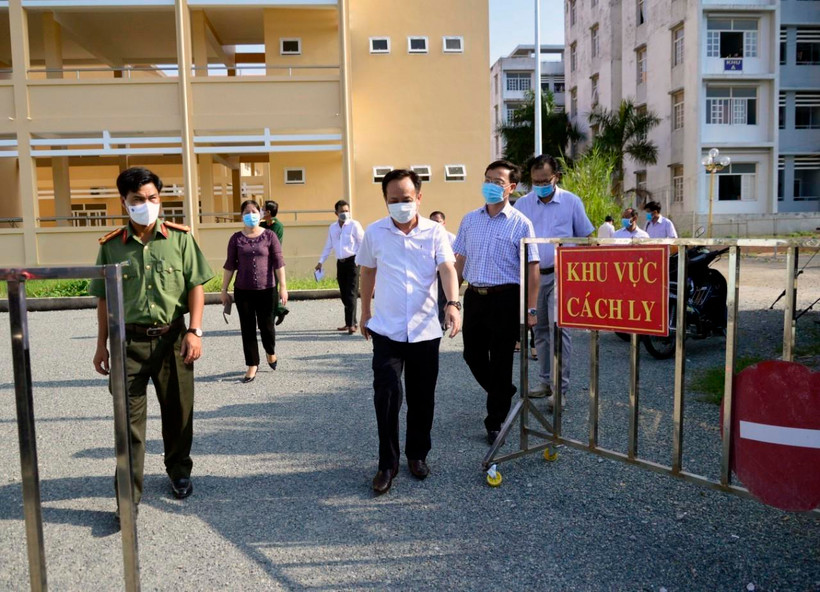 Phó Bí thư Tỉnh ủy, Chủ tịch UBND tỉnh Bạc Liêu Phạm Văn Thiều (áo trắng, đi đầu) kiểm tra tại Khu cách ly tập trung (Khu nhà ở sinh viên, Phường 1, TP. Bạc Liêu). (Ảnh: Chanh Đa/TXVN)