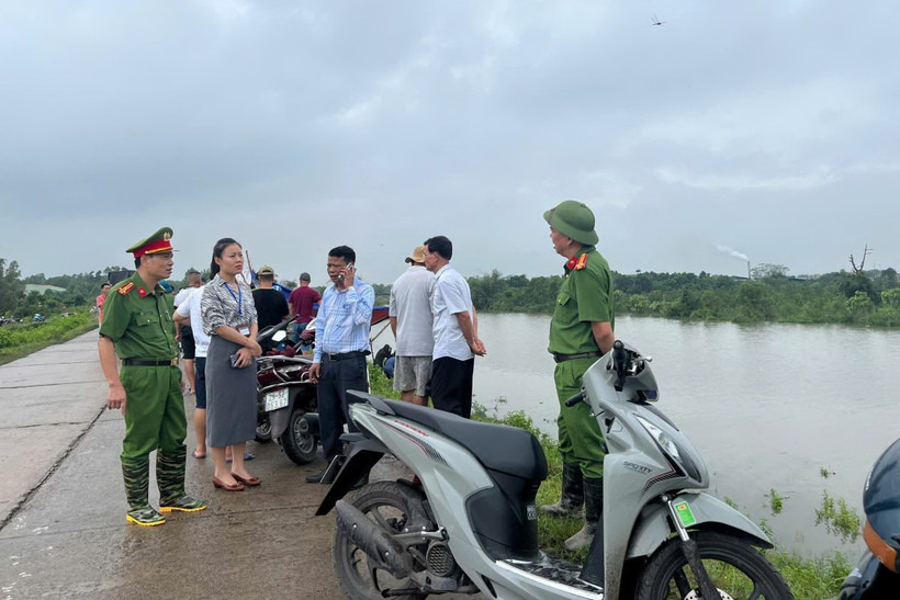 Công an huyện Đông Anh đã yêu cầu khoảng 200 công an cấp xã, 800 đồng chí an ninh cơ sở ứng trực đề kịp thời hỗ trợ người dân khi lũ các sông lên cao. (Ảnh: Mạnh Khánh/ TTXVN)