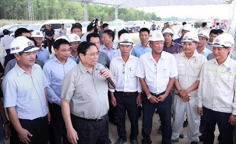 Thủ tướng Phạm Minh Chính động viên, giao nhiệm vụ cho các đơn vị thi công dự án cao tốc Hoài Nhơn- Quy Nhơn đoạn qua tỉnh Bình Định. (Ảnh: Dương Giang/TTXVN)