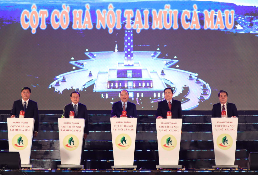 Thủ tướng Nguyễn Xuân Phúc và các đại biểu thực hiện nghi thức khánh thành cột cờ Hà Nội tại đất Mũi Cà Mau. (Ảnh: Thống Nhất/TTXVN)