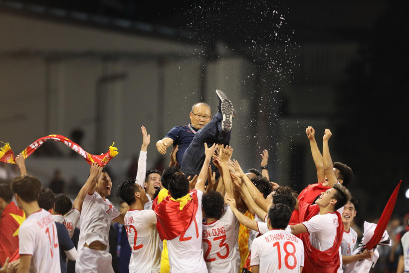 Cầu thủ Việt Nam tung hô HLV Park Hang Seo. (Ảnh: Hoàng Linh/TTXVN)