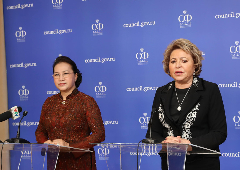 Chủ tịch Quốc hội Nguyễn Thị Kim Ngân và Chủ tịch Hội đồng Liên bang Nga V. Matvienko họp báo sau hội đàm. (Ảnh: Trọng Đức/TTXVN)