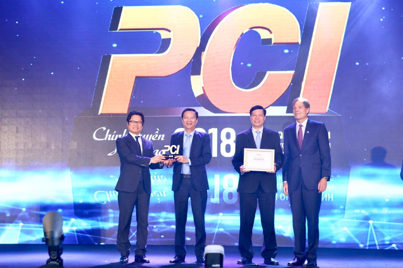 Ban tổ chức trao kỷ niệm chương cho tỉnh Quảng Ninh quán quân PCI năm 2018. (Ảnh: Minh Quyết /TTXVN)