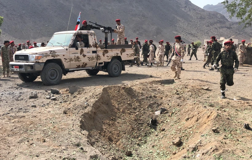 Lực lượng an ninh được triển khai tại hiện trường vụ tấn công ở thành phố Aden, Yemen. (Ảnh: AFP/TTXVN)