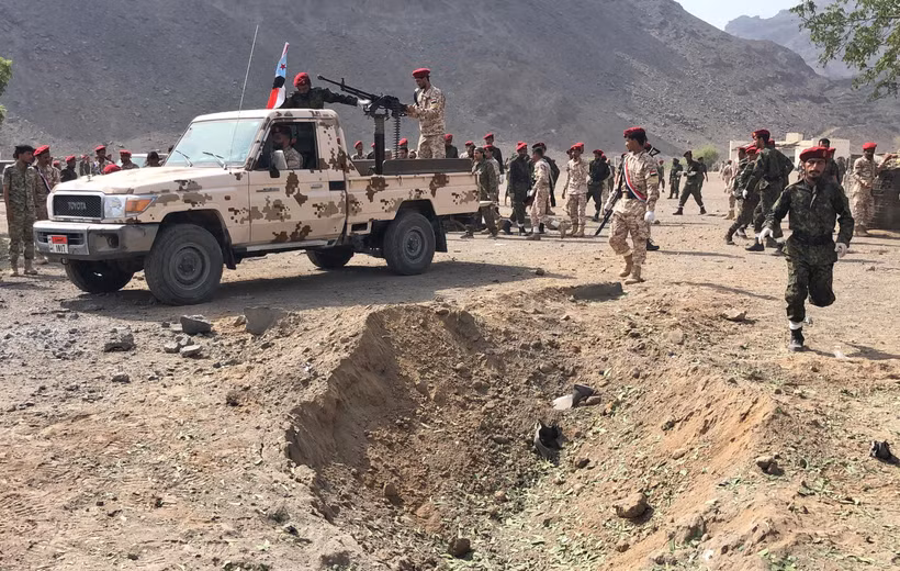 Lực lượng an ninh được triển khai tại hiện trường vụ tấn công ở thành phố Aden, Yemen. (Ảnh: AFP/TTXVN)